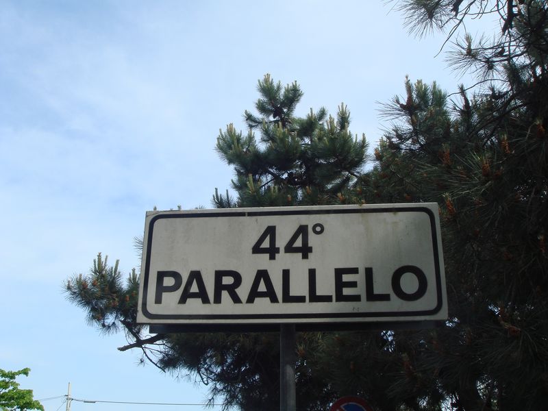 2745